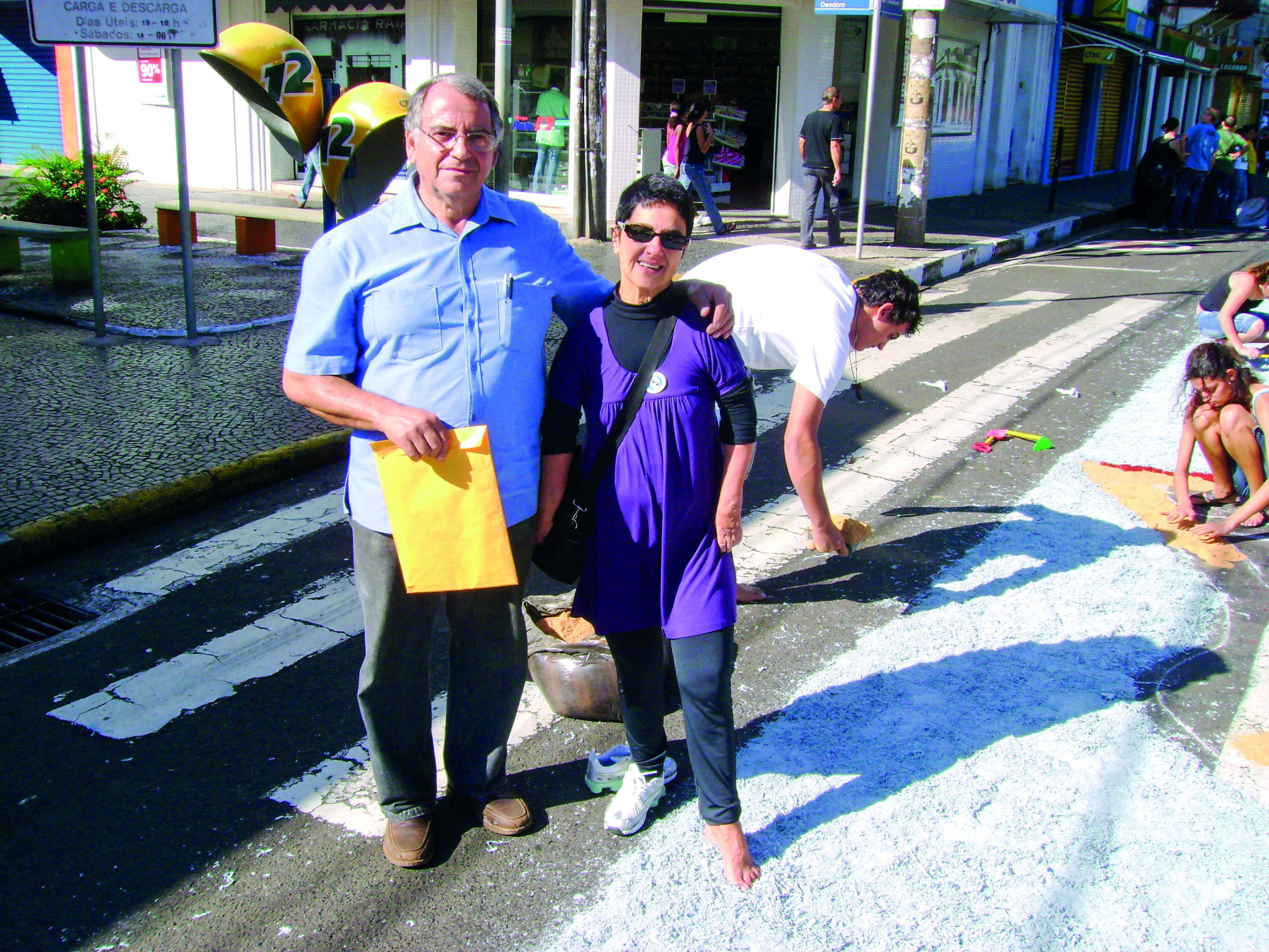 Maria Goret e Denizar são os coordenadores dos trabalhos de confecção dos tapetes, um dos pontos altos da celebração de Corpus Christi 